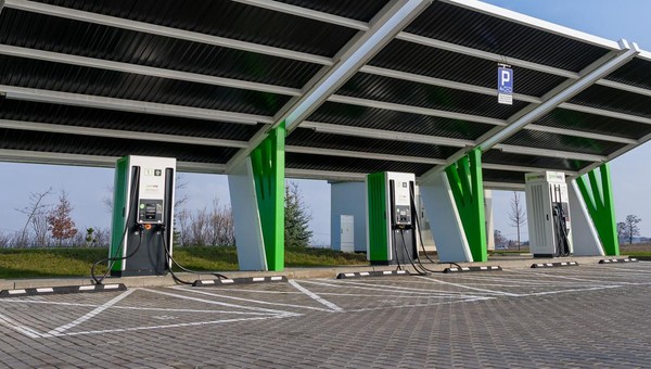 Na MOPach powstaną nowe szybkie ładowarki. Ruszył przetarg