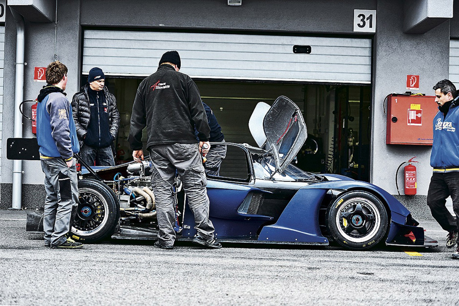 Praga R1 w starciu z Audi R8: diabeł jeździ sobie Pragą