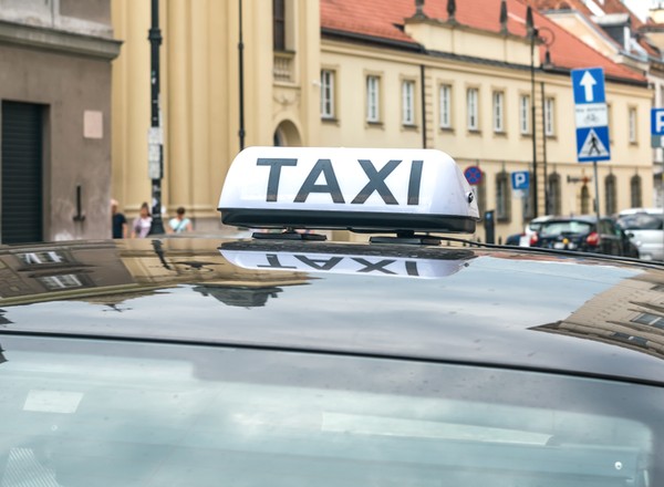 Ubyło taksówek, bo ich kierowcy nie mogą jeździć bez polskiego prawa jazdy. Słusznie, że nie mogą?