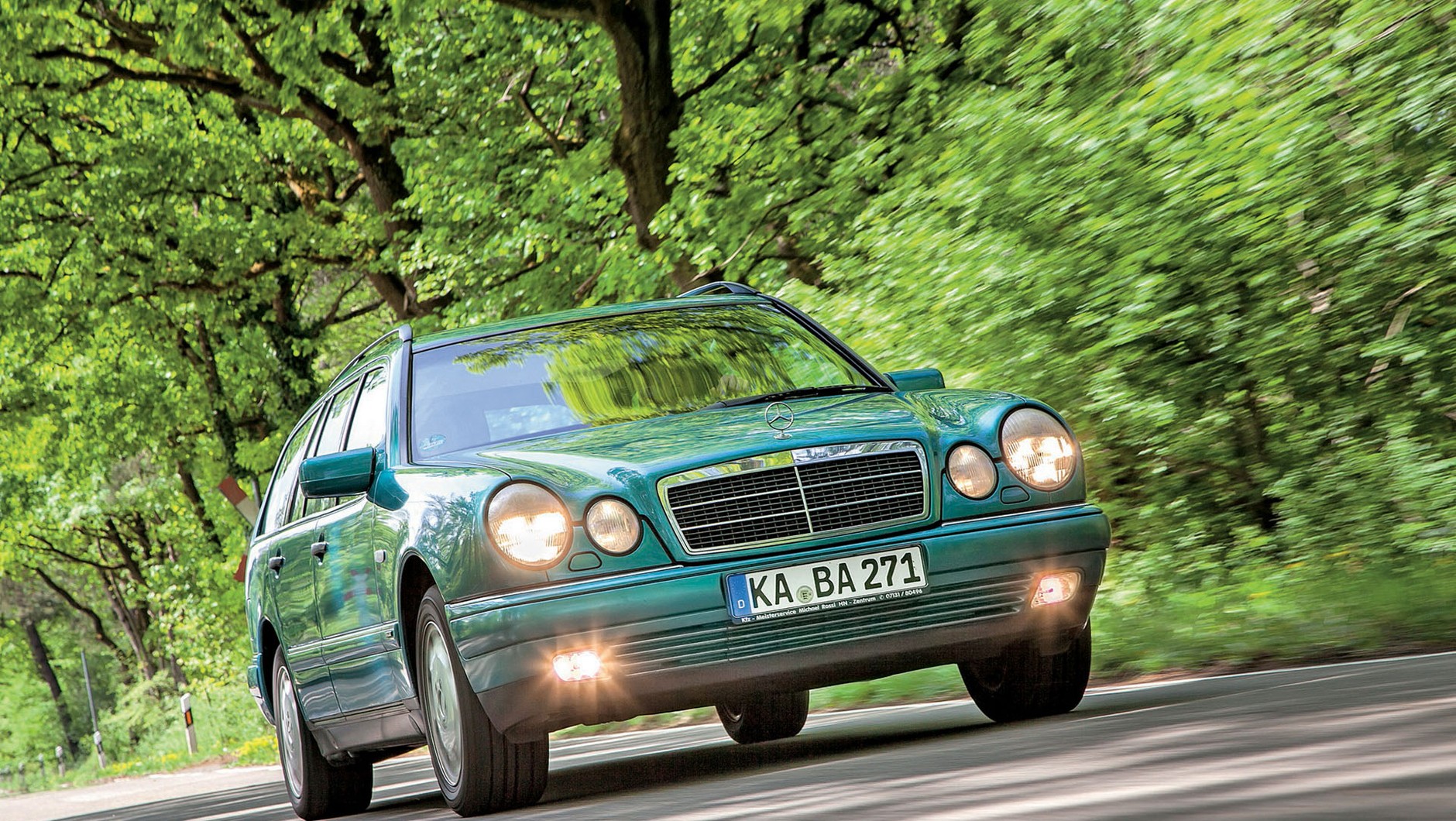 Czterooki Mercedes W210 jest uważany za jaskinię rdzy. Na szczęście zdarzają się jeszcze wyjątkowe okazy. W modelu T z zielonym metalicznym lakierem oraz 8-cylindrowym, 279-konnym benzyniakiem pod maską na chwilę zapomina się o kłopotach tego typu.
