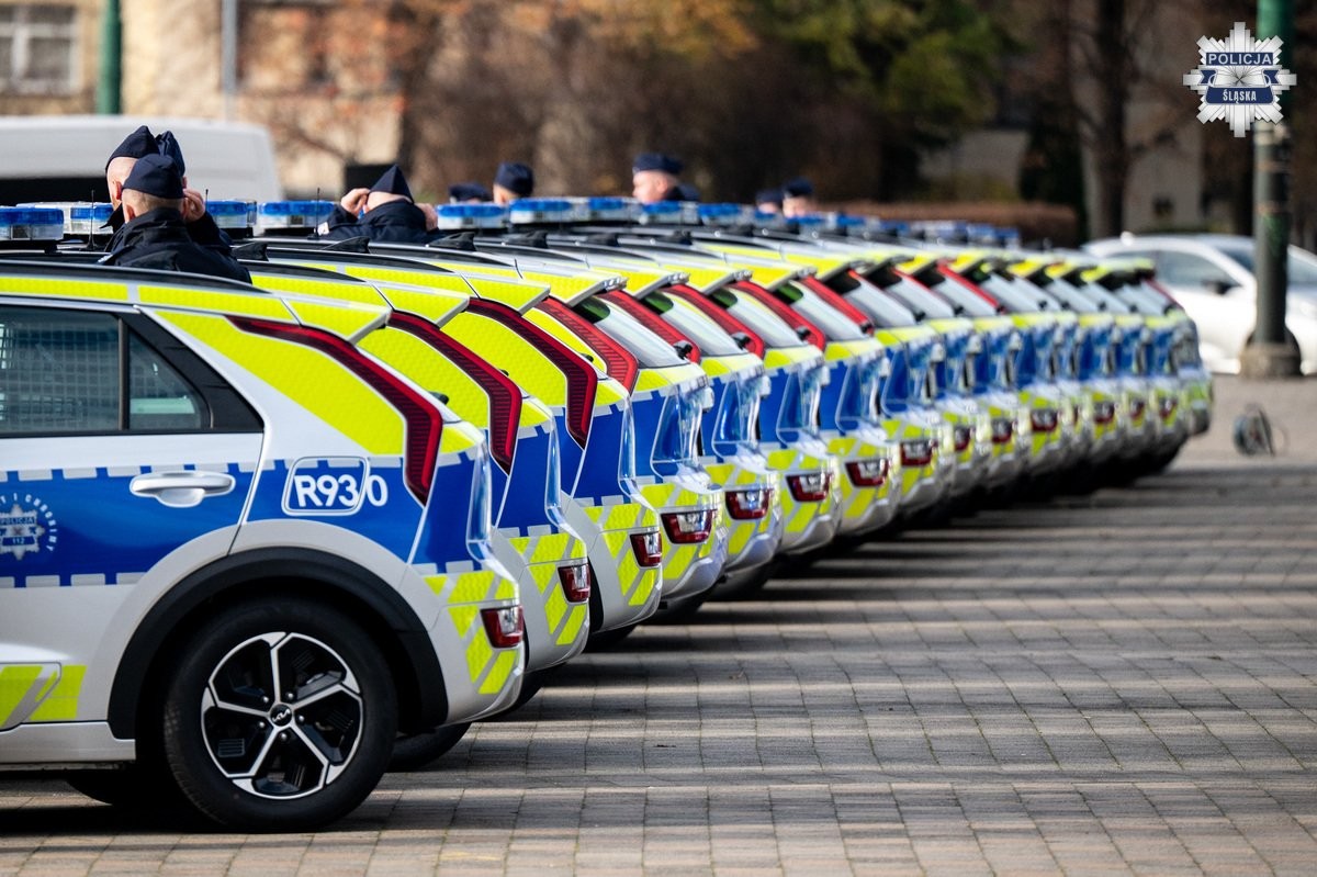 Nowe radiowozy śląskiej policji. To hybrydowe Kie Niro