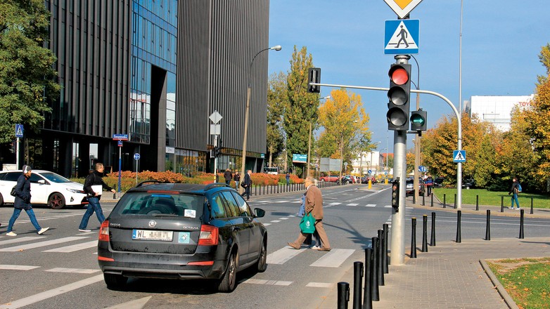 Zatrzymać należy się PRZED sygnalizatorem, co często oznacza: przed linią zatrymania