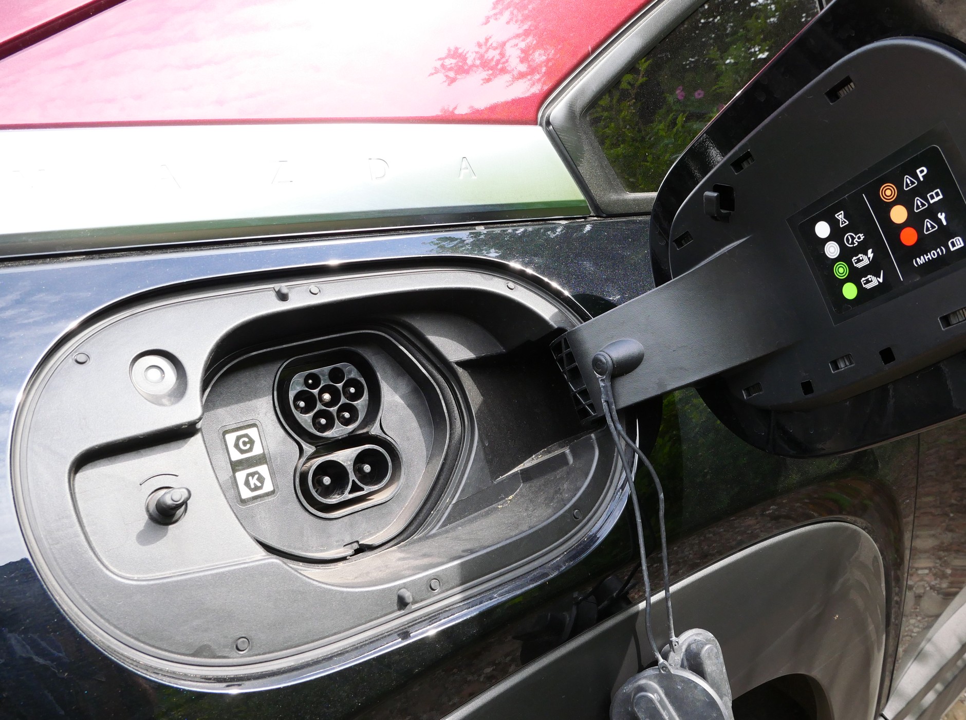 Gniazdo CCS pozwalające na szybkie, jak na hybrydę plug-in ładowanie, to jedna z zalet tego modelu