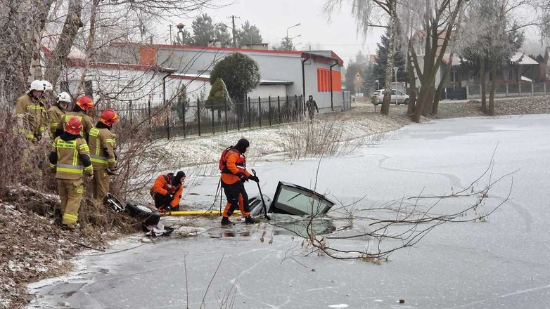 Wyłowili auto z zamarzniętego stawu