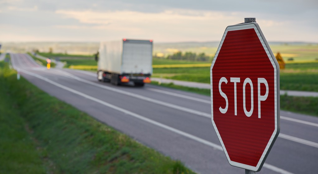 Znak B-20 jest jednym z najbardziej charakterystycznych na polskich drogach