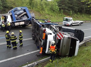 Przewrócona laweta z nowymi autami blokowała dojazd z Czech do granicy z Polską