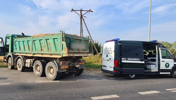 Fatalny stan wywrotki z piachem. Trzeba ją było odholować [Wideo]