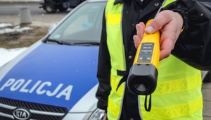 Czy kierowca może pić piwo bezalkoholowe "alk. do 0,5 proc."? I co na to alkomat? Wyjaśniamy