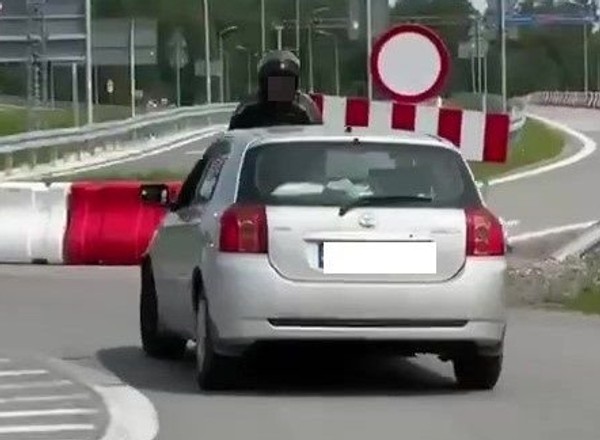 Motocyklista próbował zatrzymać pijanego. Kierowca auta wziął go na maskę