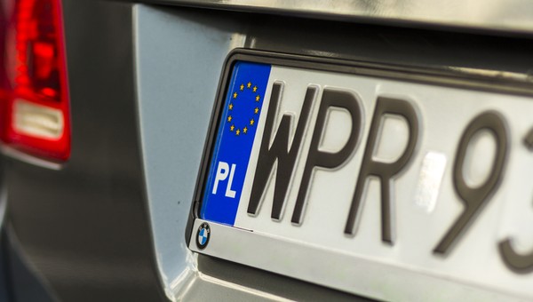 Kierowcy zapominają o tej zasadzie z tablicami. A kara zaczyna się od 1,5 tys. zł