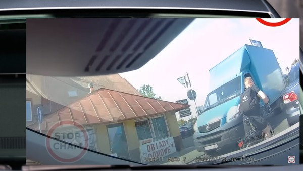 "Na Stop Chamie się oglądaj". Agresywny rowerzysta na kamerce