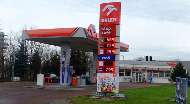 Cud na stacjach paliw w Polsce. Wzrosły VAT, akcyza, opłata paliwowa, a ceny bez zmian. Przypadek?