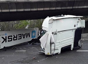 Kierowca ciężarówki stracił panowanie nad pojazdem. Z samochodu aż wypadł silnik [ZDJĘCIA]