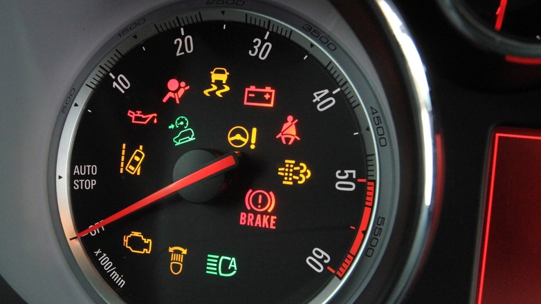 Czy znasz motoryzacyjne skróty? Czy wiesz, co oznaczają kontrolki w Twoim aucie?