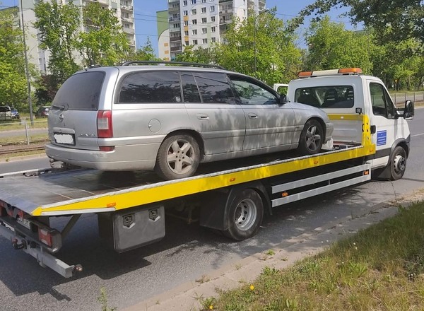 Został zatrzymany przez niezapięty pas. Okazało się, że ma zakaz jazdy i powinien siedzieć w więzieniu