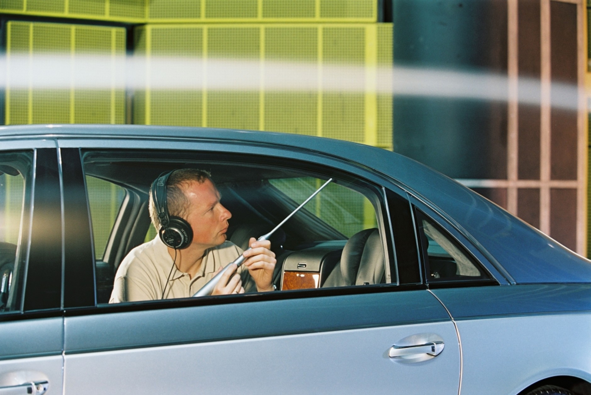 W przypadku samochodów wyższych klas dobre odizolowanie ma kolosalne znaczenie. Na zdjęciu prace przy limuzynie marki Maybach.