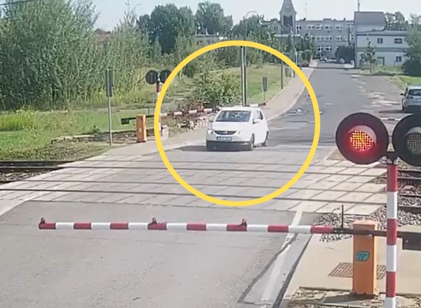 Wjechała pod rogatkę na czerwonym świetle. Przez 10 minut nawet nie wyszła z pojazdu
