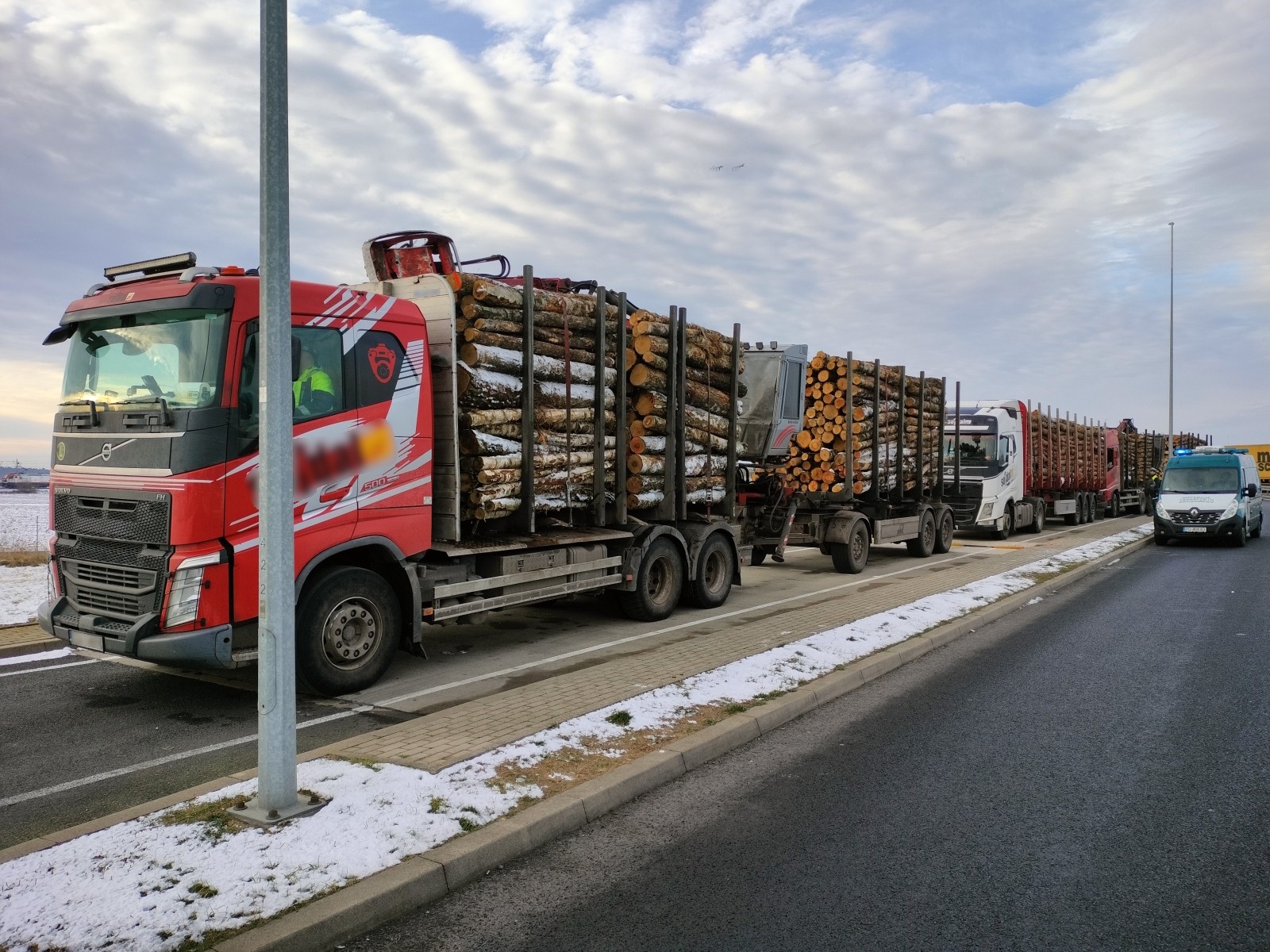 Przeładowany transport drewna