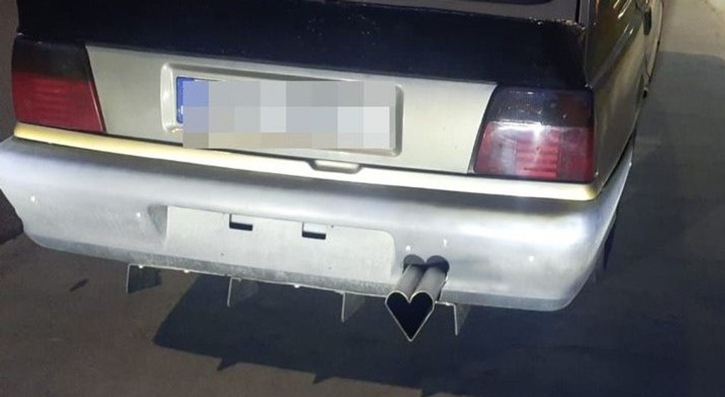 Polonez z końcówką wydechu w kształcie serca