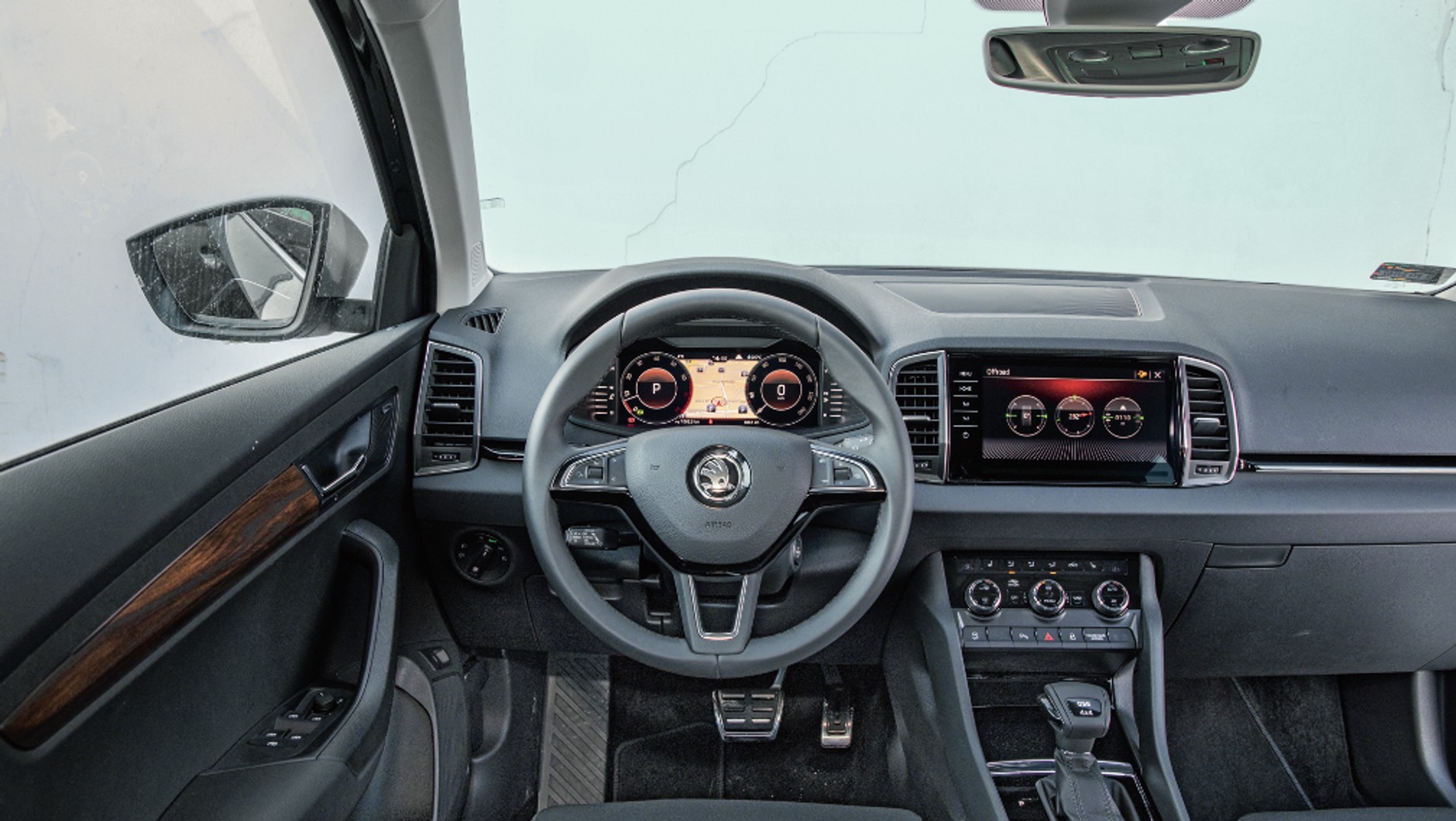 Klasyczny design Grupy VW sprzed czasów, kiedy styliści uparli się na sterowanie wszystkim z poziomu ekranów
