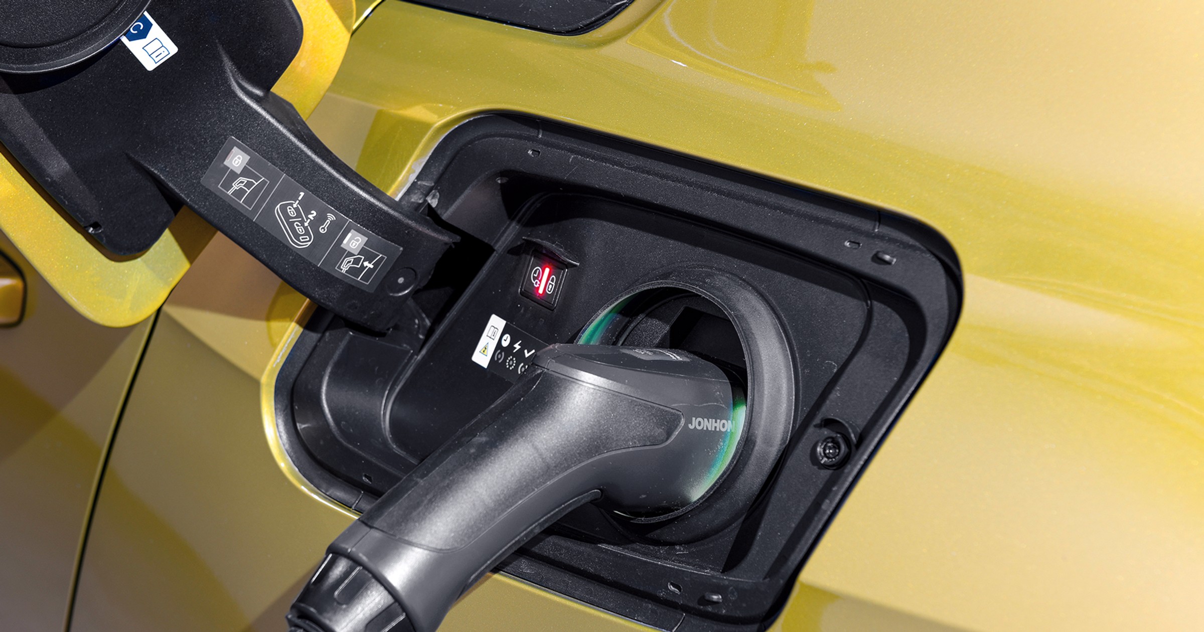 Hybryda plug-in podpięta do ładowarki: w rzeczywistości to najwyraźniej nieczęsty widok, kierowcy wolą tankować benzynę, choć na prądzie jeździ się taniej. Może wysokie ceny paliw to zmienią?