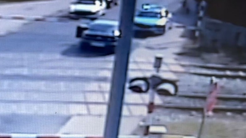 Dziwne zachowanie kierowcy na przejeździe