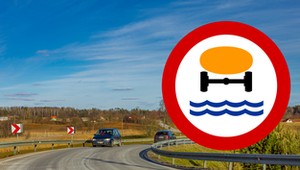 Znak z pomarańczową ciężarówką w wodzie. Czy wiesz, co oznacza?