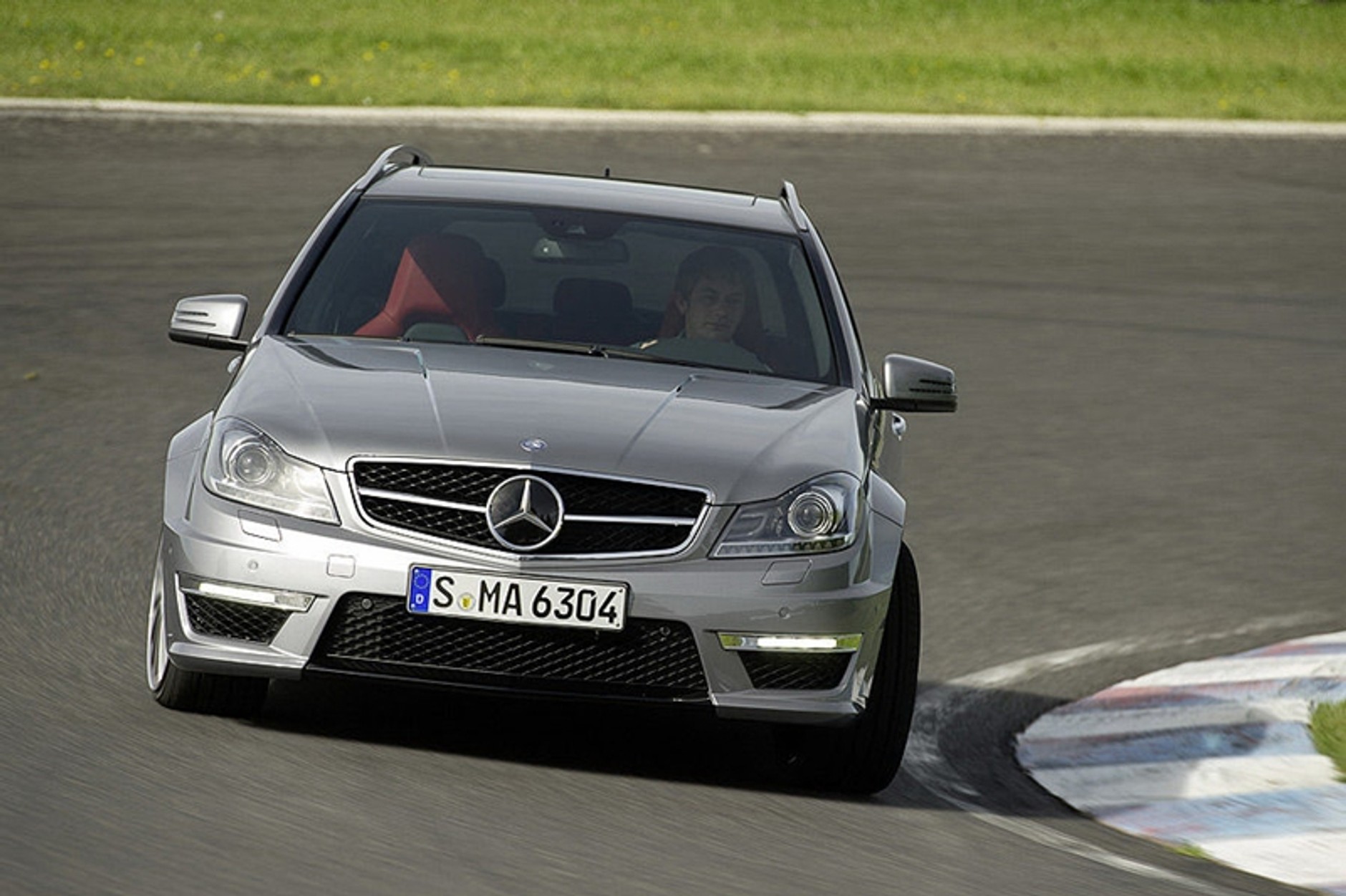 Mercedes C63 AMG daje z siebie jeszcze więcej