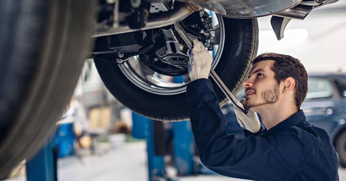 Mechanik to osoba odpowiedzialna za Twoje bezpieczeństwo, ponieważ to od jakości jego pracy często zależy sprawność techniczna pojazdu