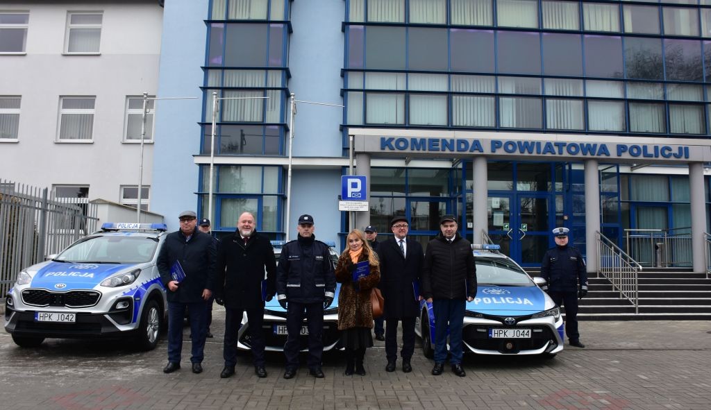 Policjanci z Jarosławia i politycy na tle nowych radiowozów