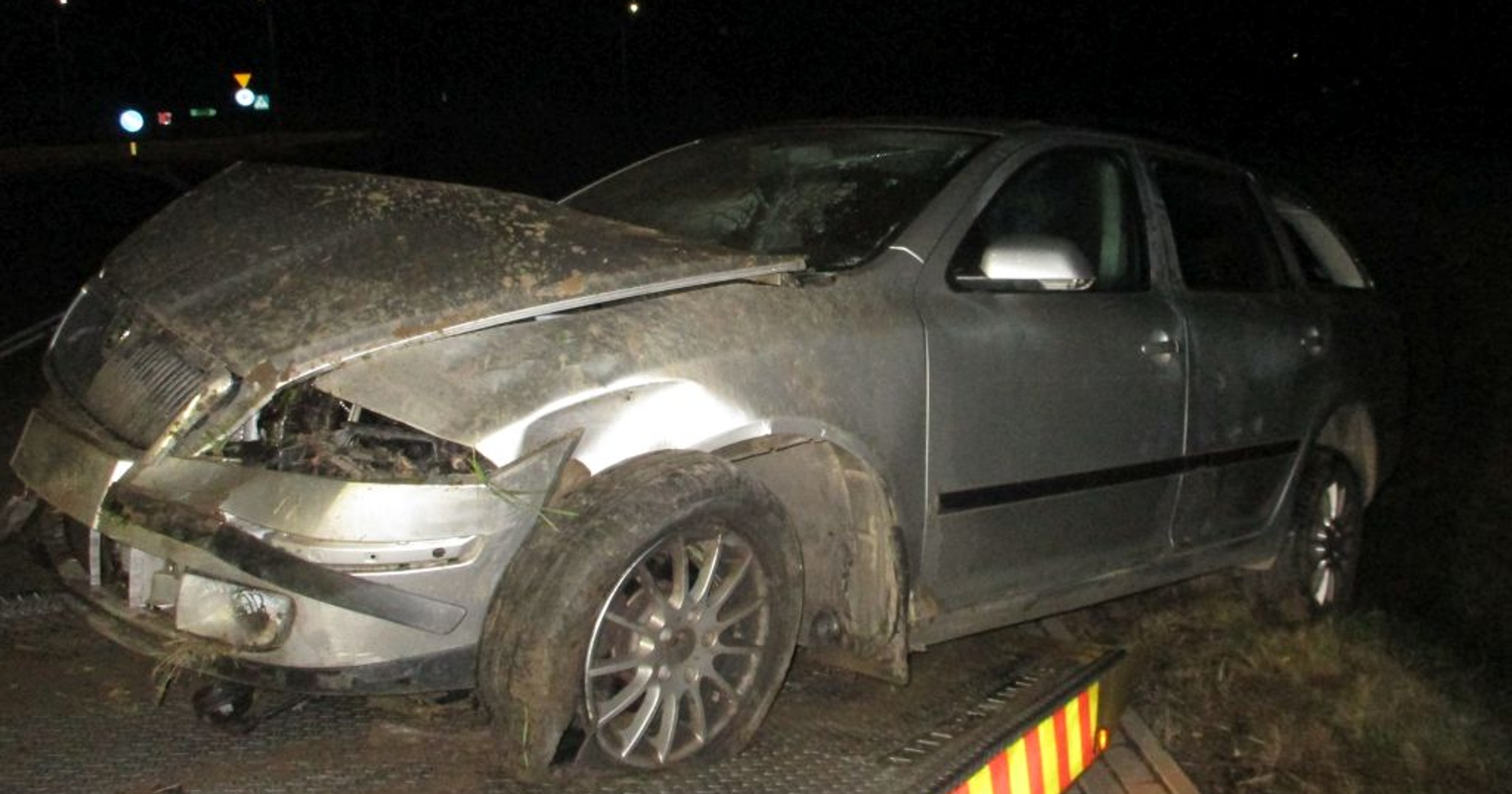 Kierowca skody uderzył w znaki i wpadł do rowu. Potem uciekł