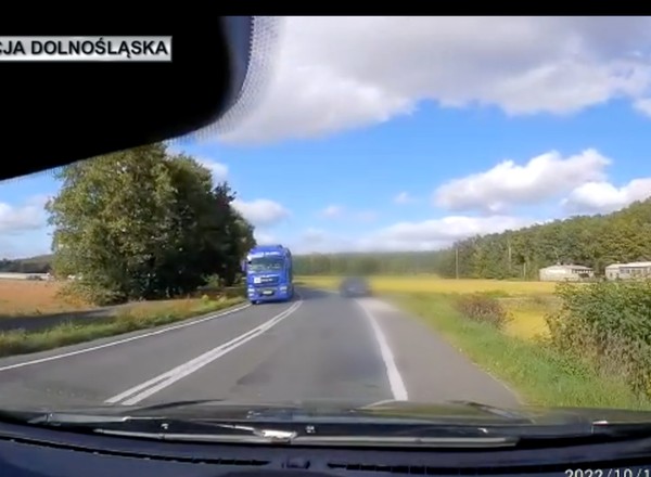 Szalona decyzja kierowcy Audi. Nagrywający nie miał skrupułów [WIDEO]