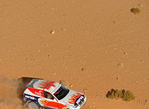 Rallye OiLibya Maroc 2010: Hołowczyc z przebitą oponą trzeci (1. Etap)