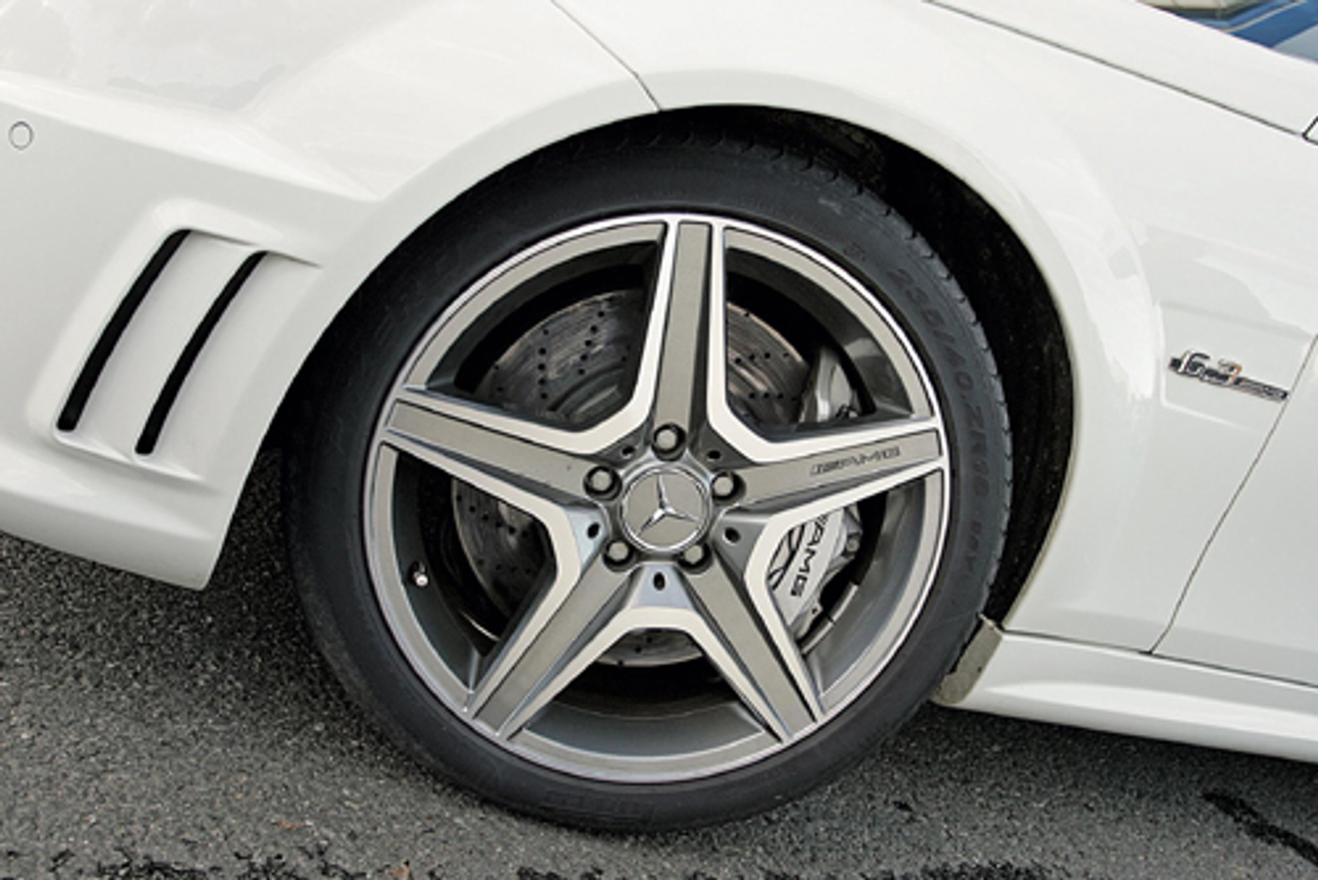 Mercedes C63 AMG kontra BMW M3 - Gaz do dechy!