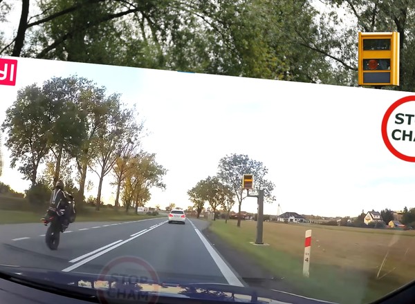 Dwa pojazdy przy fotoradarze. Niewinny kierowca dostanie mandat za motocyklistę?