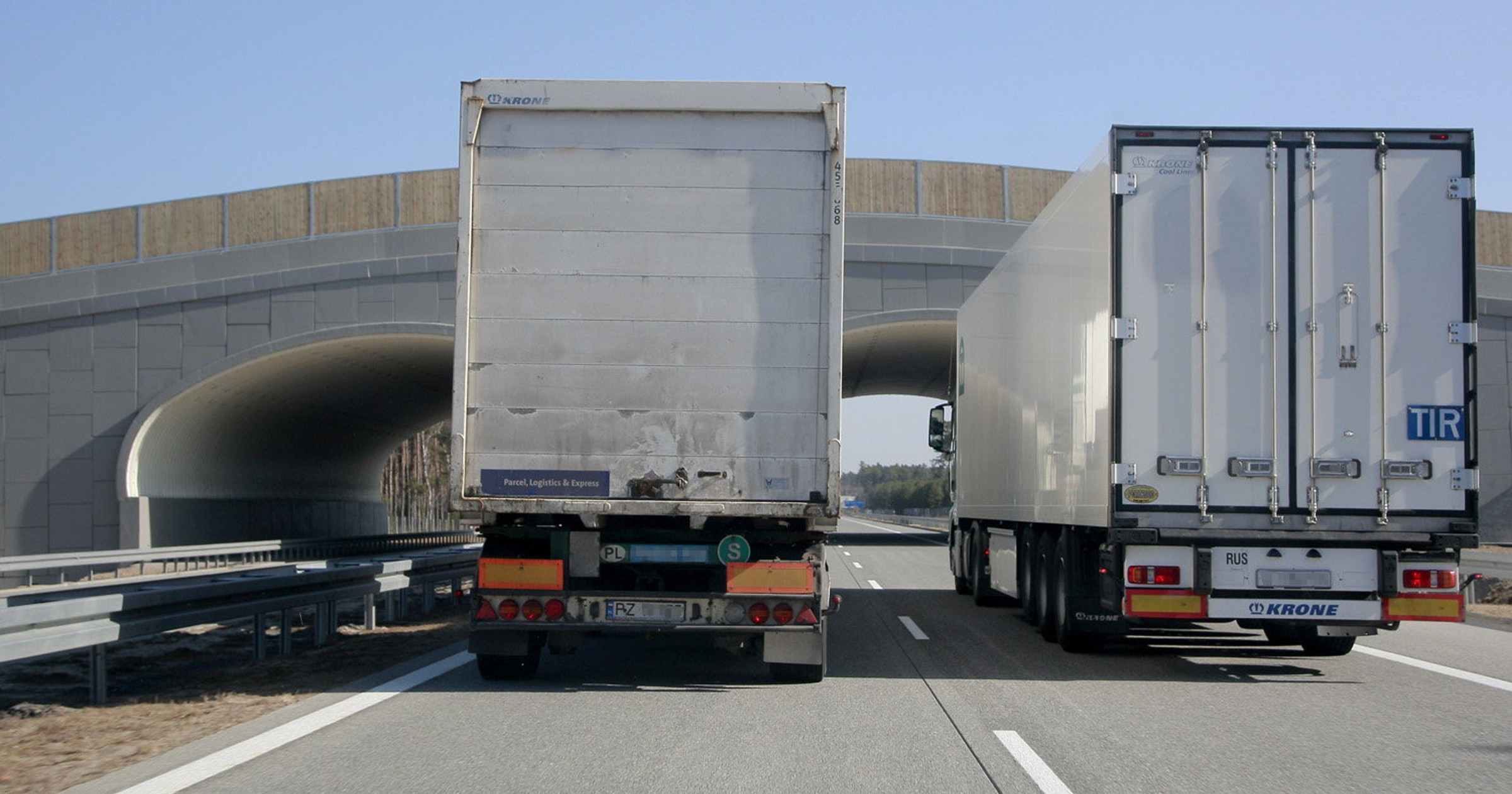 Wyprzedzające się ciężarówki na autostradzie
