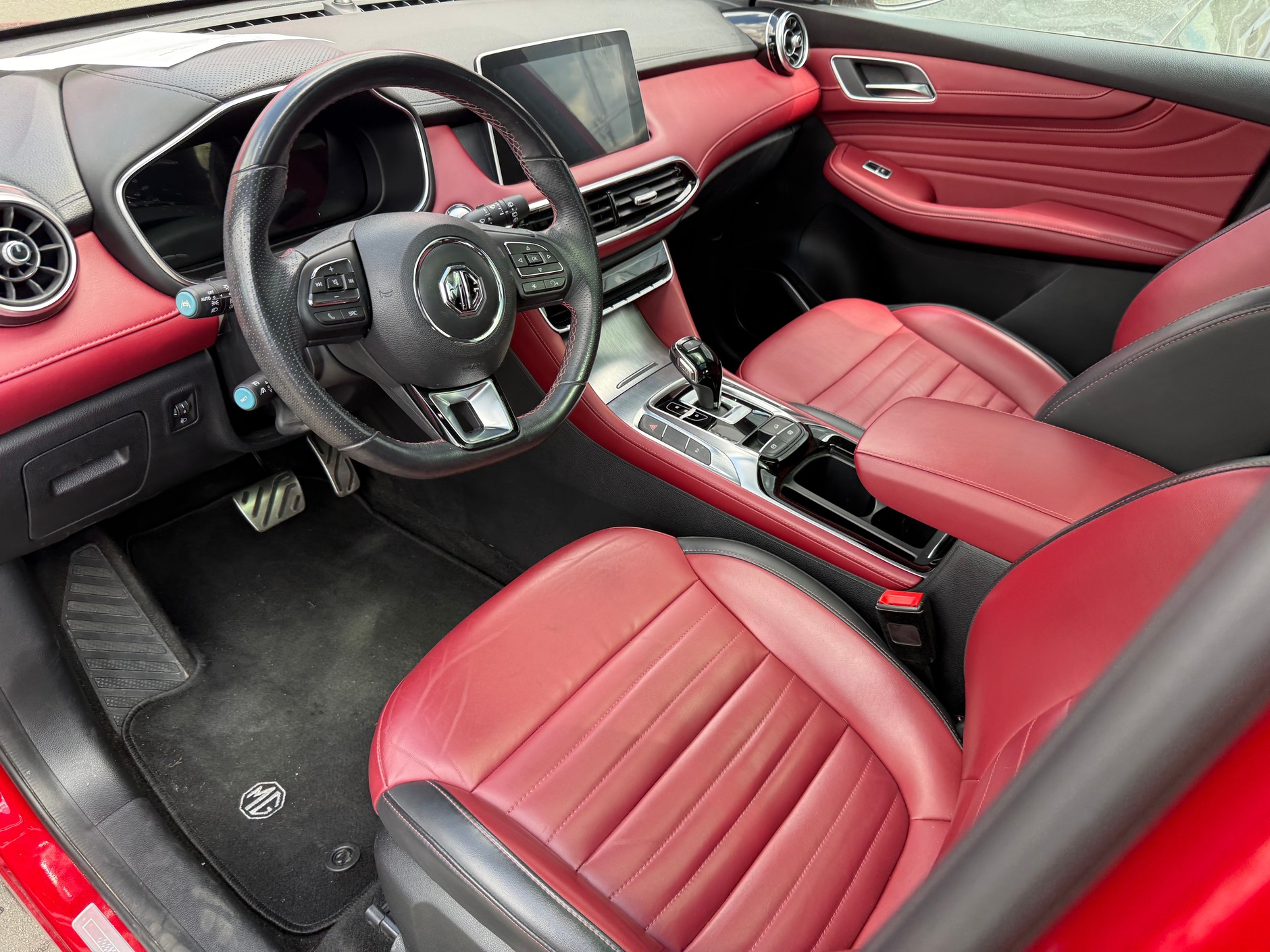 Czerwone używane MG EHS z przebiegiem 71 tys. km oferowane wywoławczo za 83 tys. 900 zł