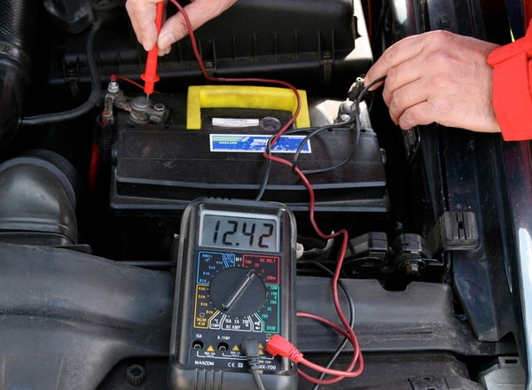 Auto na zimę: Elektryka to podstawa, zrób przegląd instalacji elektrycznej