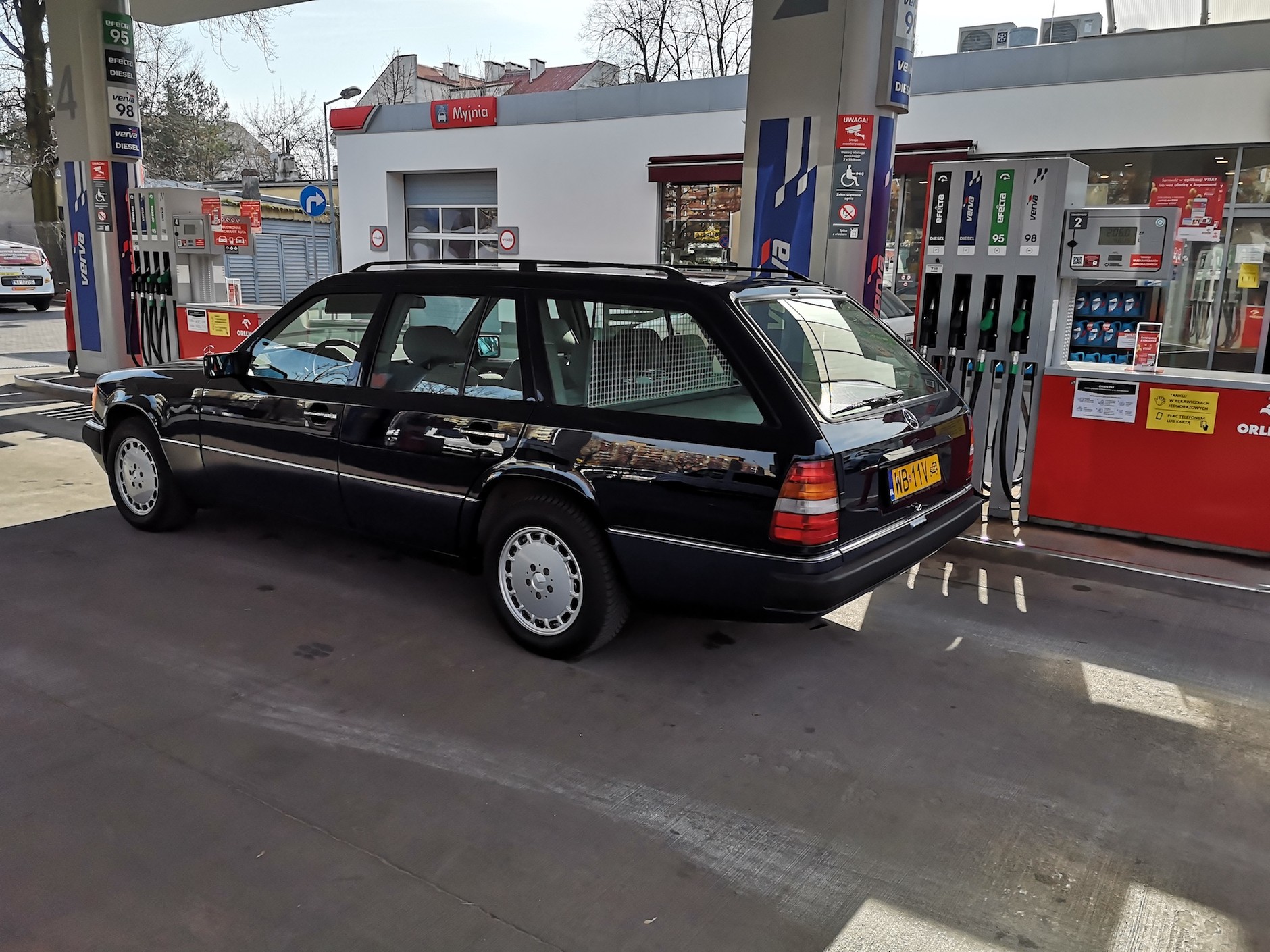 Gdy cena paliwa zbliża spada do poziomu 4 zł za litr, paliwożerność samochodu schodzi na dalszy plan... Szkoda, że w czasach ograniczeń nie ma powodu, by gdzieś dalej jeździć