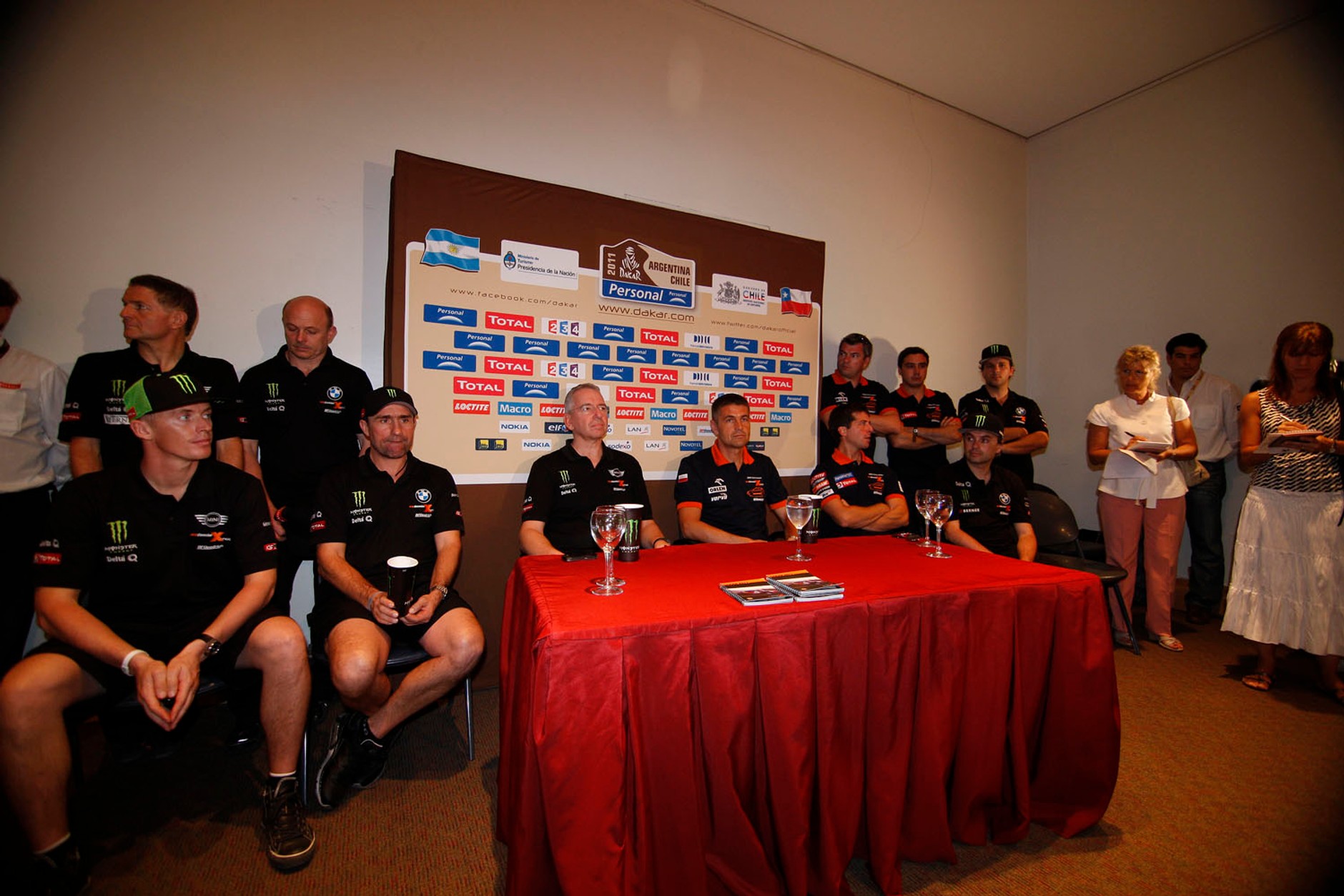 Rajd Dakar 2011: Hołowczyc na konferencji zespołu X-raid (Fot. Rallyworld©Willy Weyens)