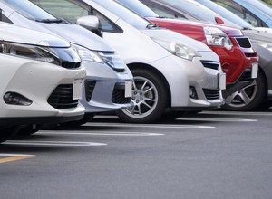 150, a nawet 300 zł za parkowanie – opłaty żądają po fakcie. Czy to legalne?