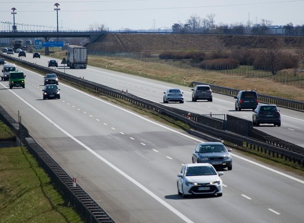 Wielkanoc na polskich drogach: zakazy ruchu dla ciężarówek i więcej kontroli
