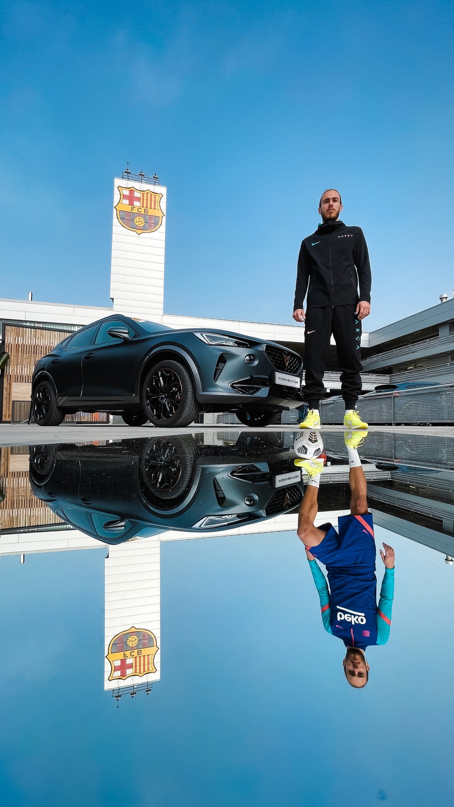 Piłkarze FC Barcelony odebrali nowe samochody