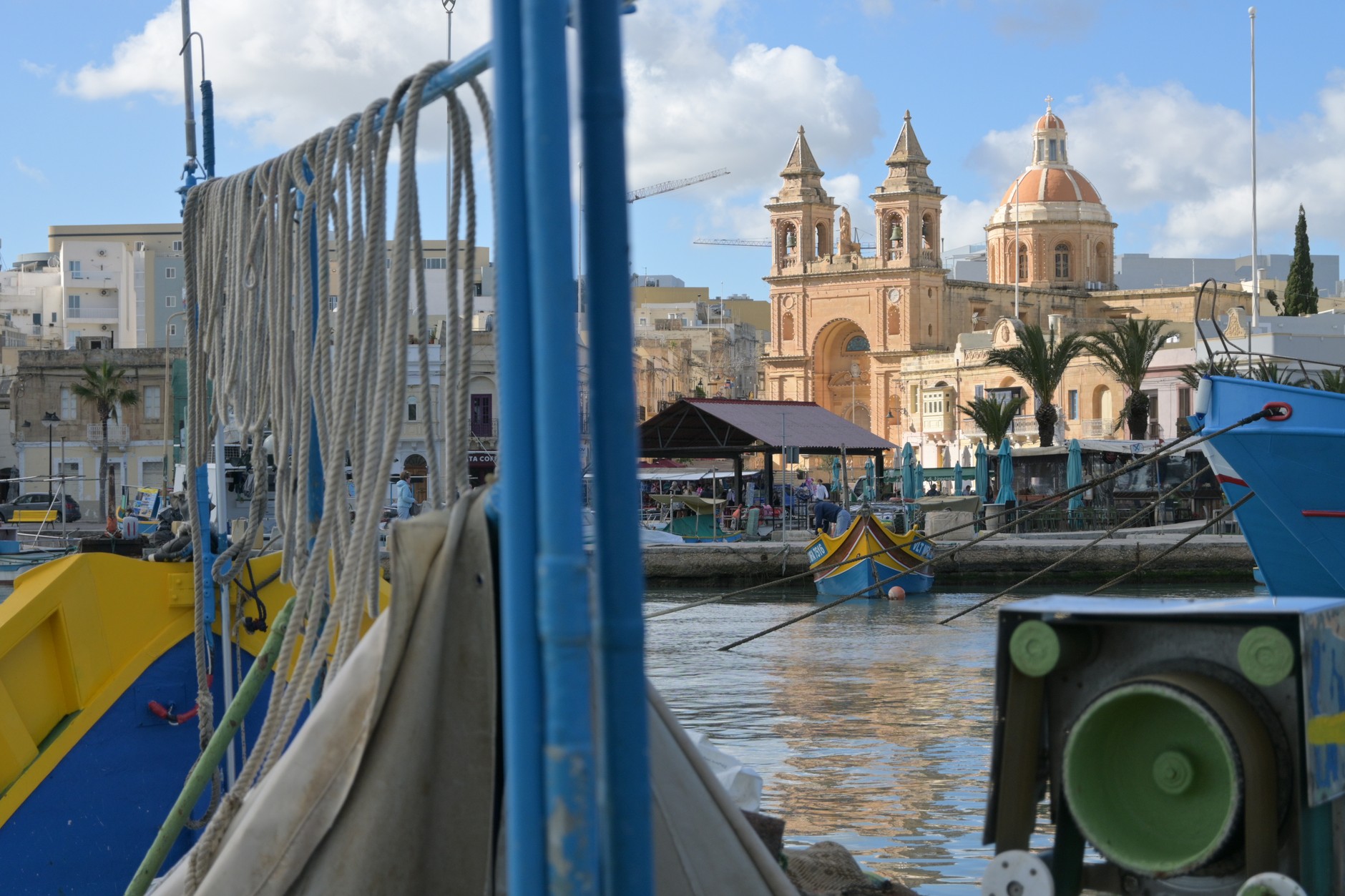 Do Marsaxlok turystów przyciągają kolorowe łódki luzzu