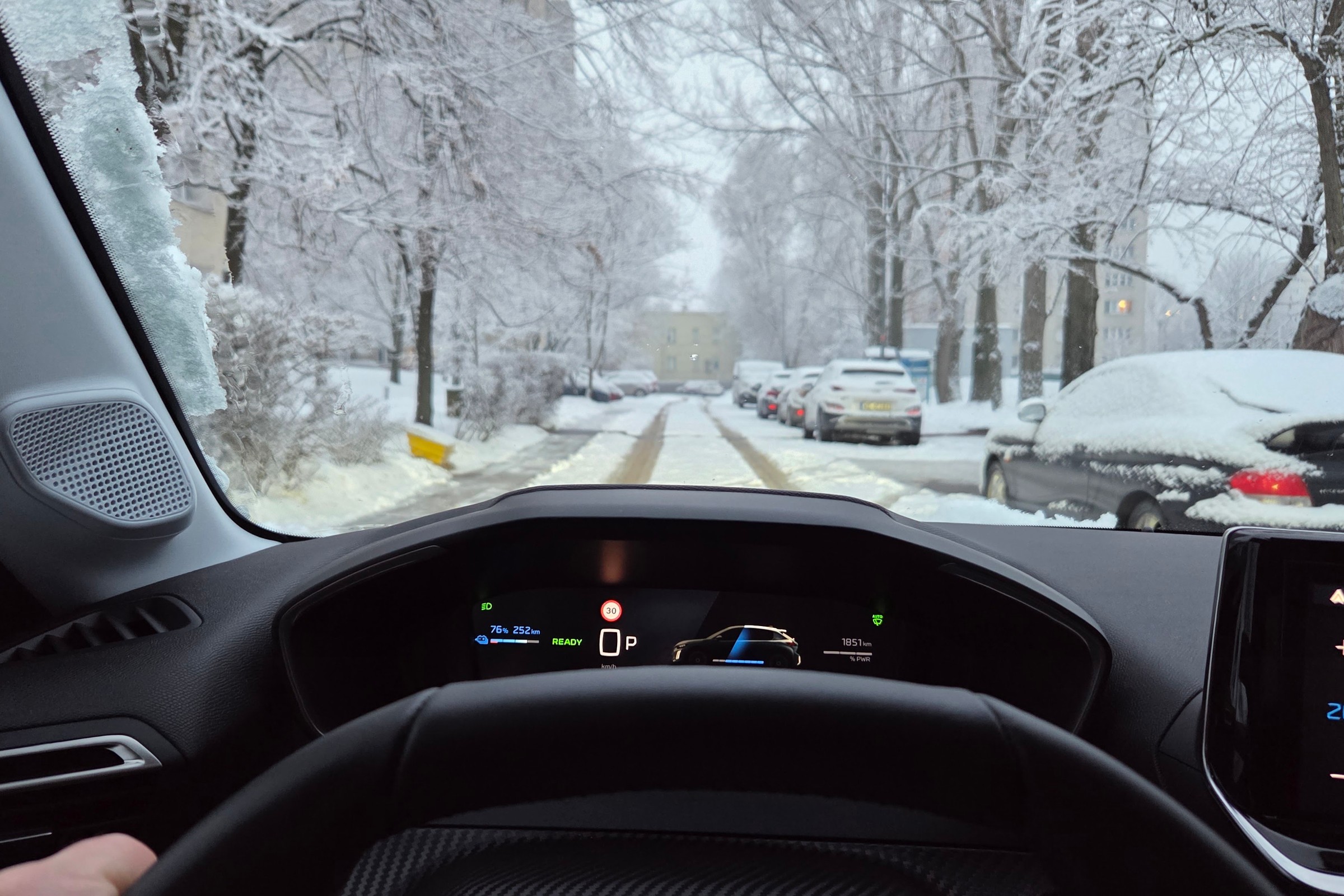 Nie zostawiaj tych rzeczy w samochodzie podczas mrozu. Mamy całą listę