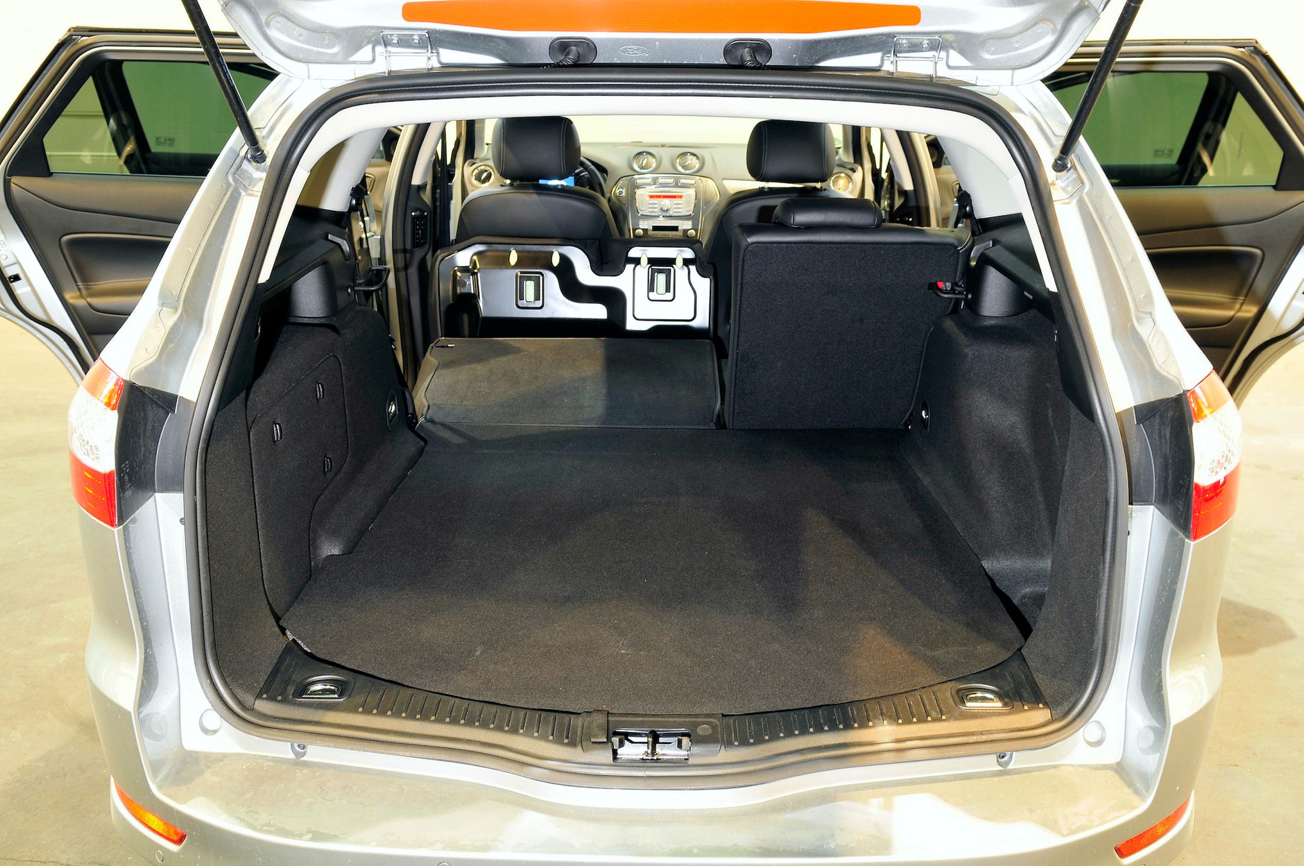Porównanie: Ford Mondeo Kombi, Honda Accord Tourer, Škoda Superb Combi, Toyota Avensis Wagon i Volkswagen Passat  Variant