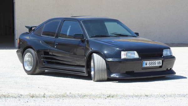 Opel Kadett stał się Ferrari Testarossą. Tak się tuningowało auta w latach 80. i 90.