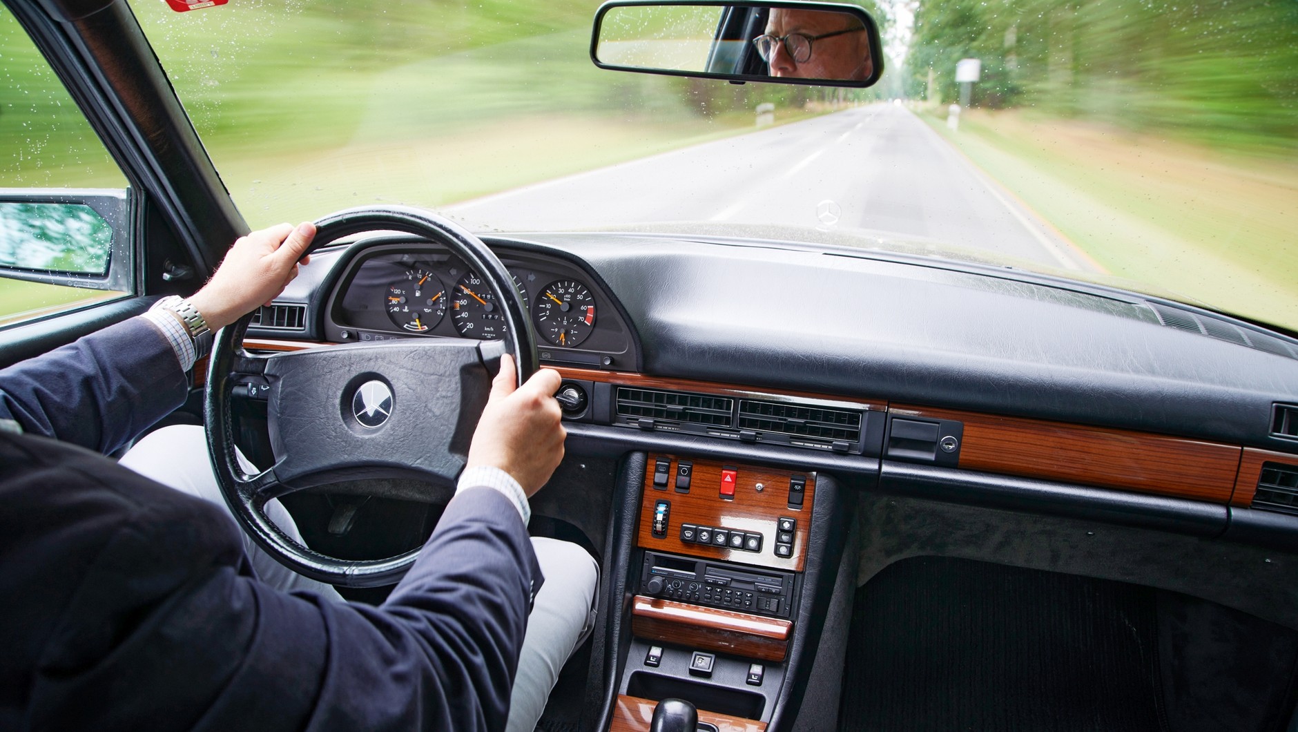 Mercedes W126 podczas jazdy wydaje się być cięższym od Lexusa