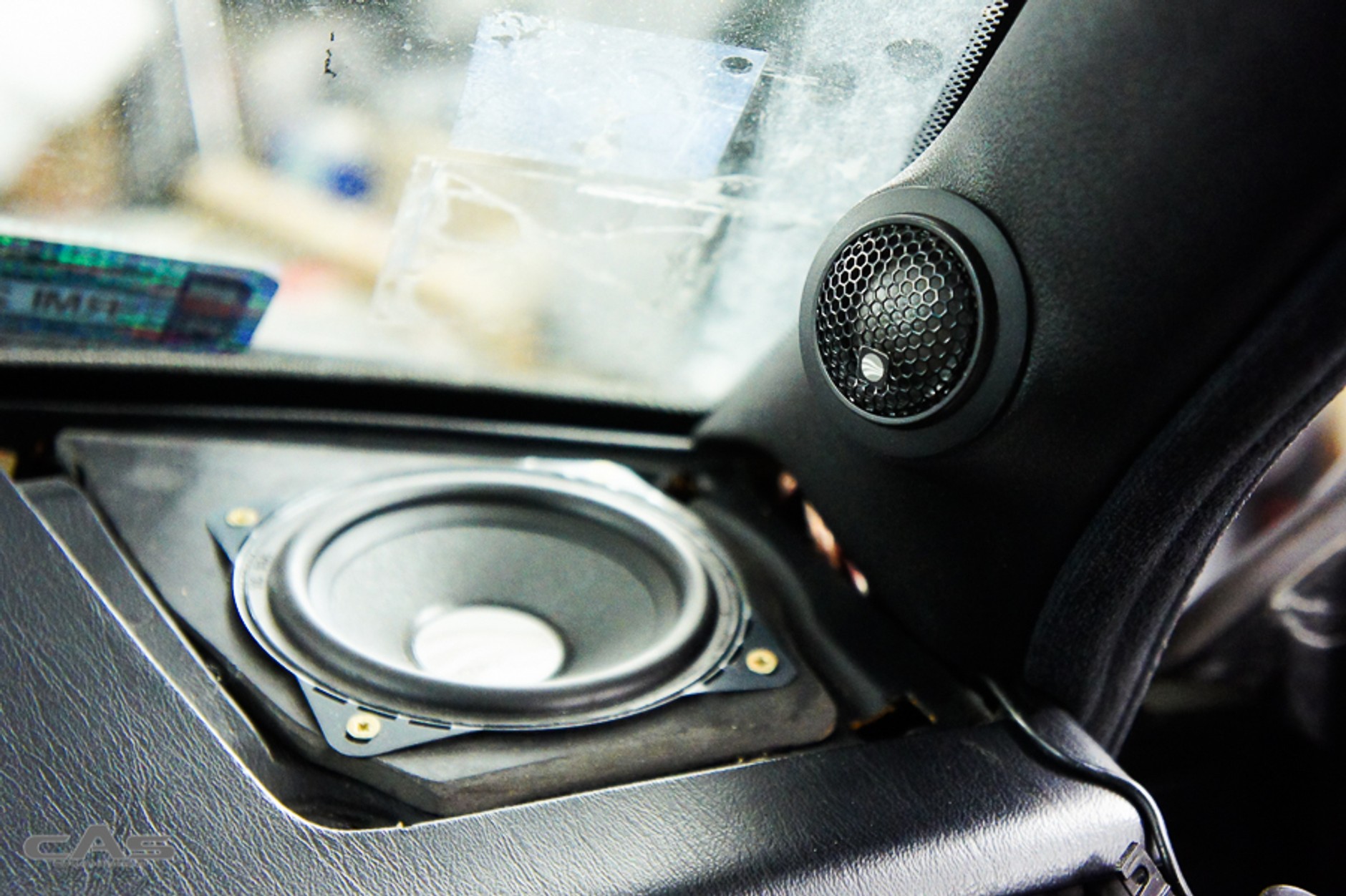 Mercedes W124 oraz głośnik średniotonowy w miejscu fabrycznym i tweeter w słupku