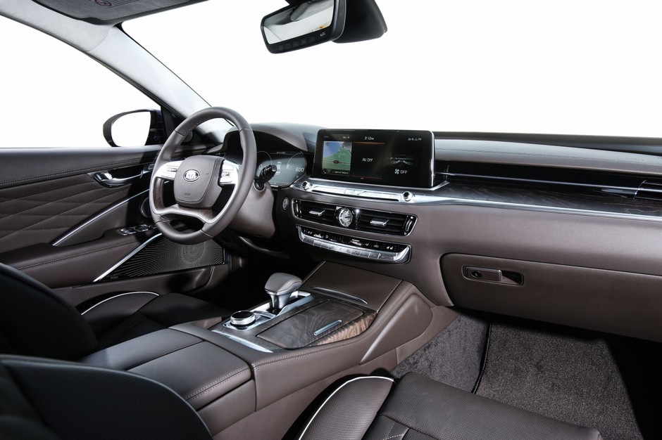 KIA K900 - we wnętrzu pojawił się analogowy zegarek przez firmę z Zurychu: Maurice Lacroix
